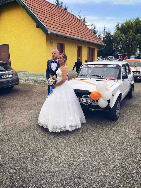 Ladás lagzi ifjú pár